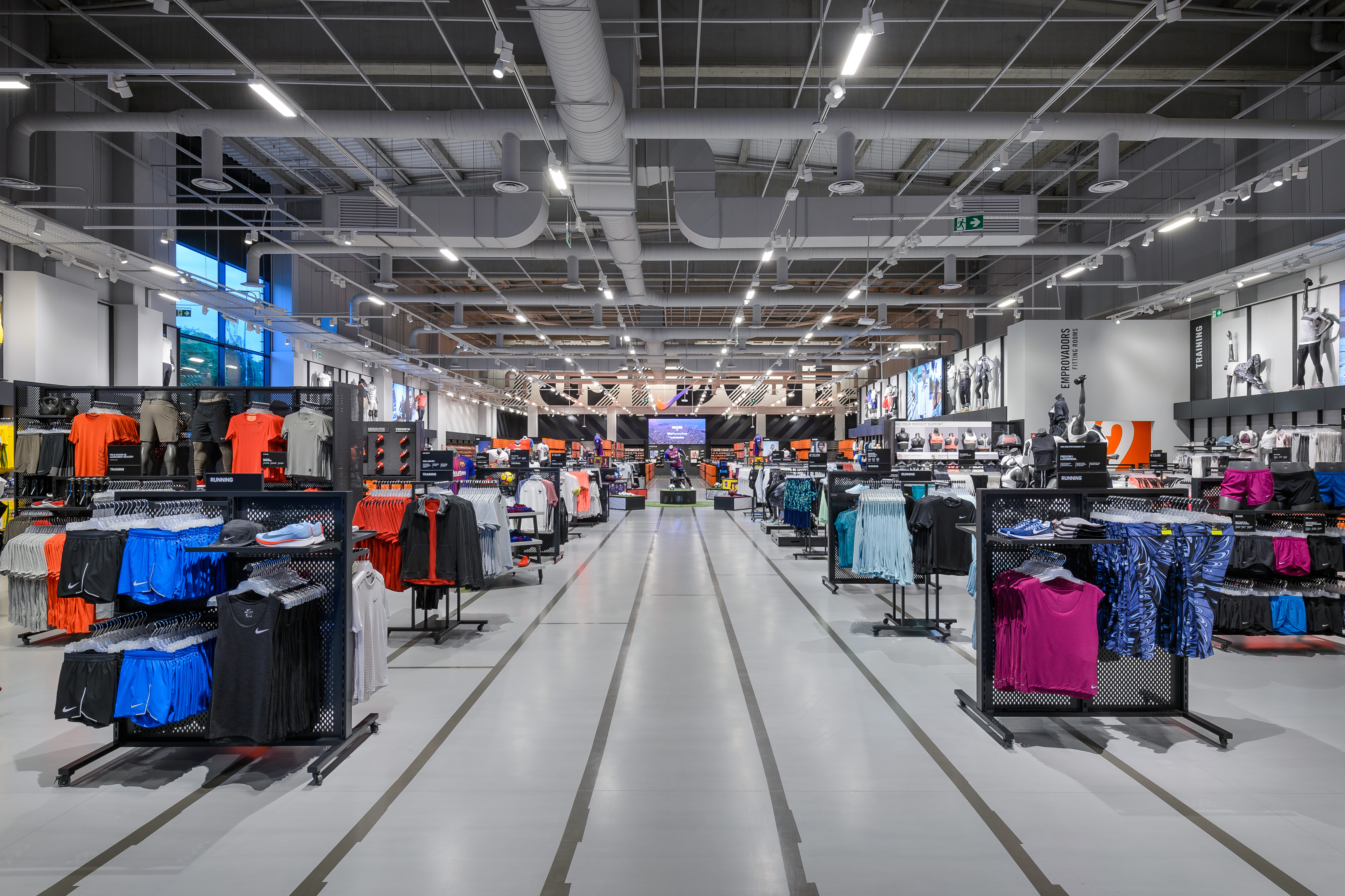 Enorme precio Ladrillo Thinking Big: Delivering Nike's largest factory store in Europe | Triplar